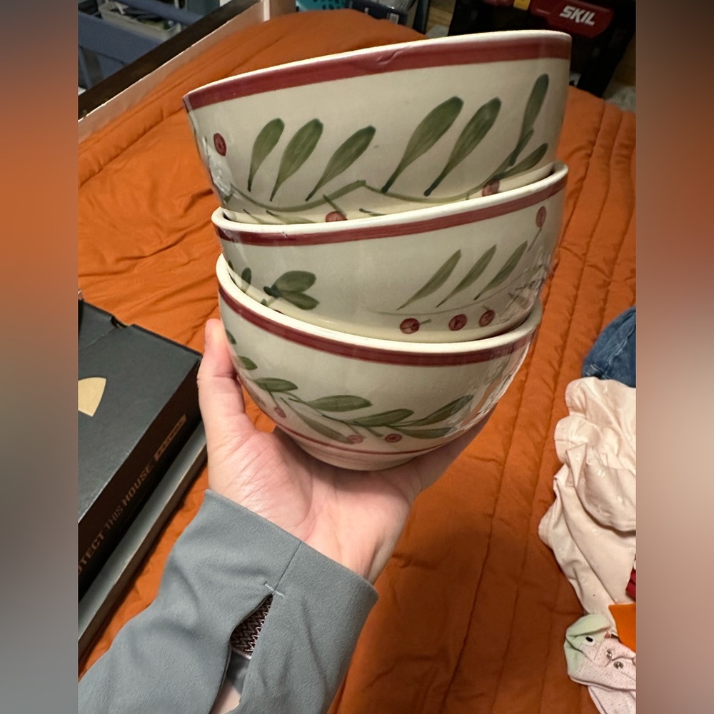 Set of Ceramic Bowls with Leaf Design